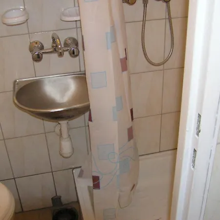 P1 Okropnie Mala Kawalerka Z Lazienka Centrum 5 Przystankow Halczyna 9 Kraków Zewnętrze zdjęcie
